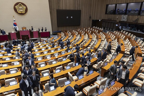 9월 29일 더불어민주당을 중심으로 한 의원들이 4박 5일간의 필리버스터(무제한 토론)를 거쳐 5개의 법안 처리를 끝낸 뒤 본회의장을 떠나고 있다. /연합뉴스