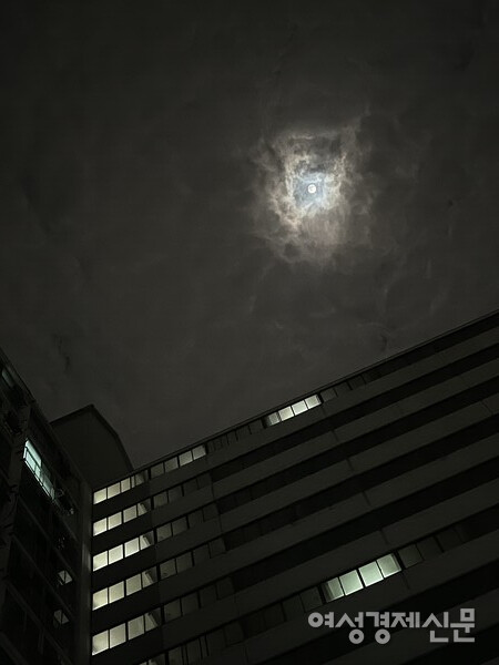 날이 흐려 추석 당일에는 볼 수 없었지만, 연휴 기간 중 보았던 보름달 /프레스 모멘트