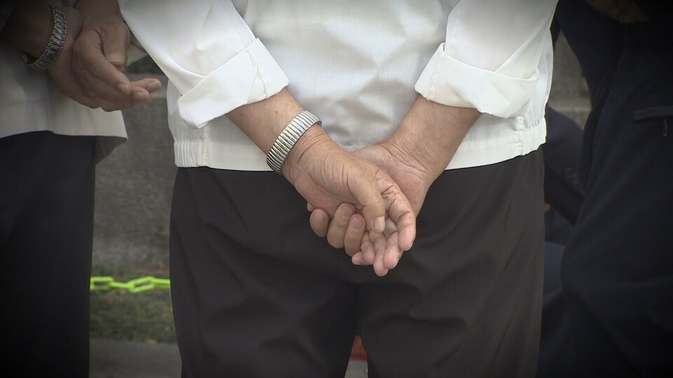 저출산과 고령화로 20대 인구가 급감해 사상 처음으로 70대 이상 인구에 추월당했다. 2024년 기준 20대는 630만명, 70대 이상은 654만명으로 집계됐다. 20대 고용률은 60.5%로 1년 새 1.2%p 하락했고 실업률은 5.0%로 상승했다. 전문가들은 청년층 감소가 한국 경제 활력 저하와 저출산 악순환을 심화시킬 것으로 우려한다. /연합뉴스