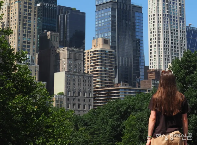 뉴욕 센트럴파크는 보행 흐름을 끊지 않는 설계로 도시의 경제축이 됐다. 서울 연남공원은 철길 재생으로 상권을 키웠지만 단절된 동선이 한계다. 도시 경쟁력은 건물 높이가 아니라 걷기의 연속성에 있다. /뉴욕=김현우 기자