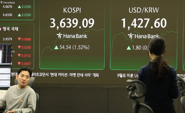 코스피가 장중 사상 최고치를 경신한 14일 서울 중구 하나은행 딜링룸에서 딜러들이 대화하고 있다. 이날 코스피는 3604.12로 개장한 뒤 장중 기존 최고치인 3617.86을 경신했다. 연합뉴스