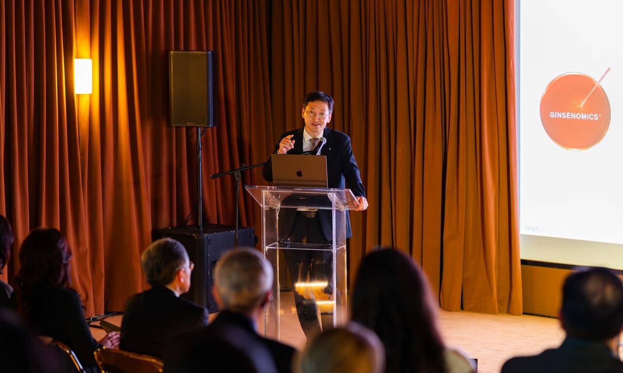 아모레퍼시픽 제2회 NBRI 심포지엄에서 박원석 아모레퍼시픽 R&I센터 소장이 발표하고 있다. /아모레퍼시픽