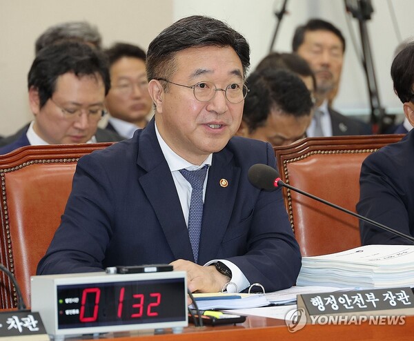 윤호중 행정안전부 장관이 14일 서울 여의도 국회에서 열린 행정안전위원회 국정감사에서 의원 질의에 답변하고 있다. /연합뉴스