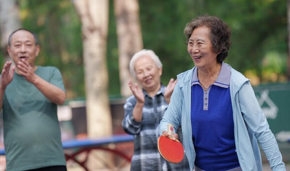 환하게 웃는 것 그 자체만으로도 행복해 보이지 않는가? 탁구는 사람들이 연출하는 다양한 상황으로 많이 웃을 수 있다. /게티이미지뱅크