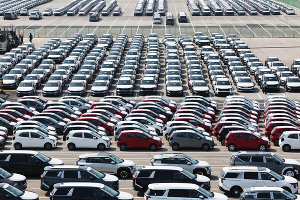 경기도 평택항에 수출용 자동차가 세워져 있는 모습 /연합뉴스