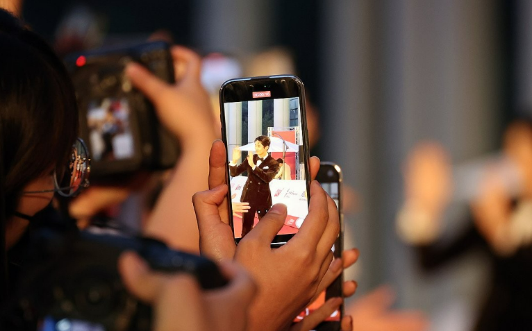 지난해 7월 배우 변우석이 공항 라운지로 들어오던 도중 그의 곁을 지키던 경호원이 갑자기 강한 플래시를 일반 승객들을 향해 쏴 논란이 됐다. /연합뉴스