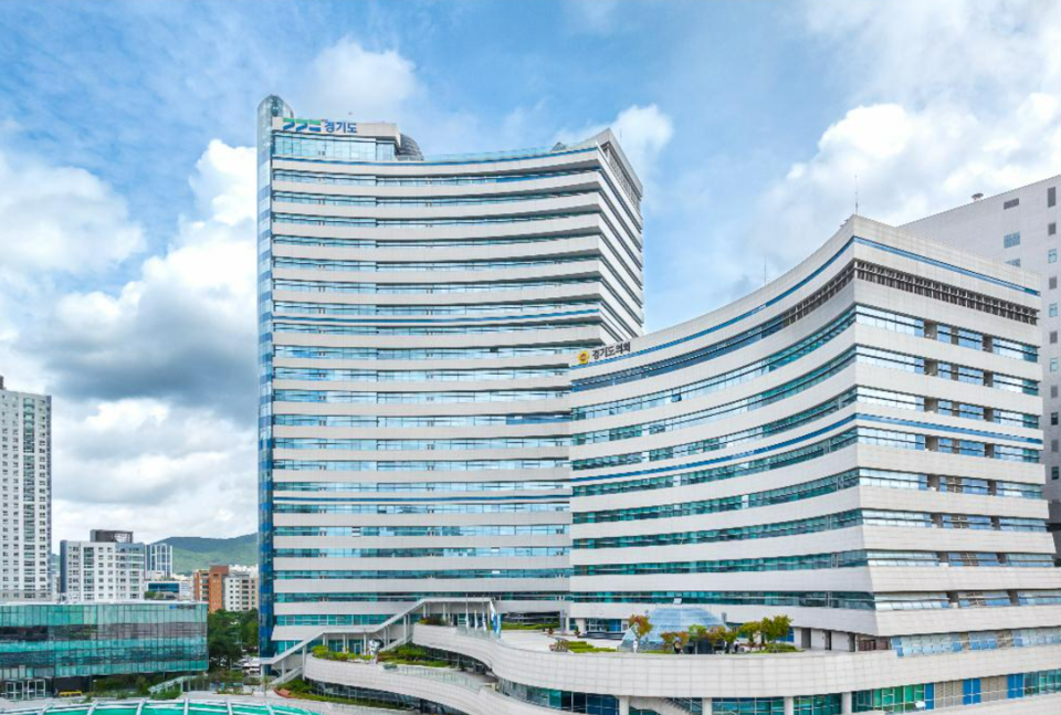 캄보디아에서 한국인 대상 사기·납치·감금 범죄가 급증한 가운데 김동연 경기도지사가 캄보디아에 파견한 '경기 청년 기후특사단' 전원을 조기 귀국시키기로 15일 결정했다. 사진은 경기도청의 전경이다. /경기도청