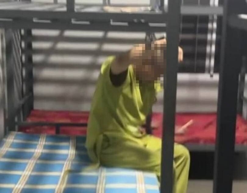 동남아의 한 범죄단지 내부 모습. 수갑이 채워진 남성의 손이 철제 침대에 묶여 있다. /연합뉴스 독자 제공