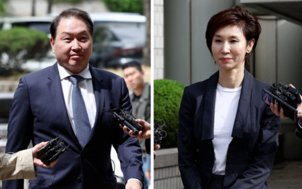 최태원 SK그룹 회장(왼쪽)과 노소영 아트센터 나비 관장. /연합뉴스