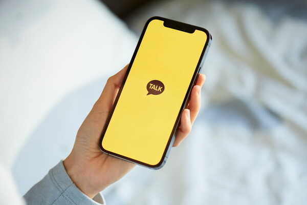 카카오의 대표 서비스인 카카오톡 개편 이후 사용자 다수로부터 혹평이 쏟아지고 있지만, 증권가에선 체류 시간은 꾸준히 상승하고 있다는 평가가 나온다. /카카오톡