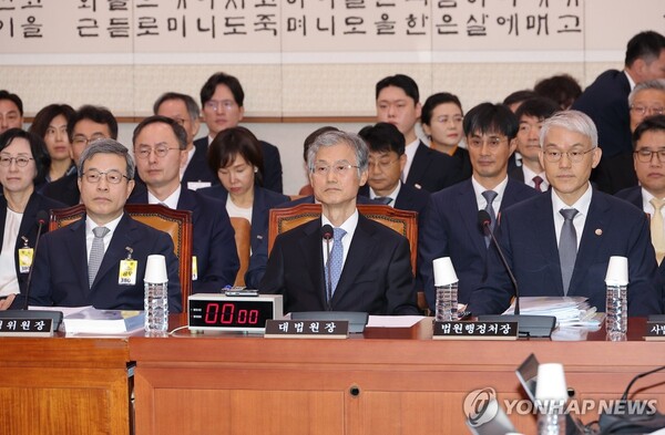 이재명 정부 첫 국정감사가 시작된 13일 서울 여의도 국회에서 열린 법제사법위원회 국정감사에 조희대 대법원장이 출석해 있다. /연합뉴스