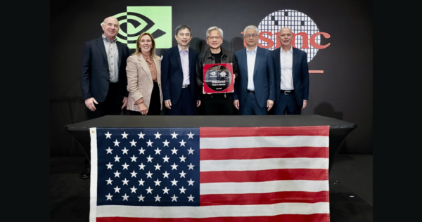 17일 젠슨 황(왼쪽 네 번째) 엔비디아 최고경영자(CEO)가 미국 TSMC 애리조나주 피닉스 공장에서 열린 인공지능(AI) 칩 블랙웰 양산 기념식에 방문했다. /엔비디아 블로그 캡처