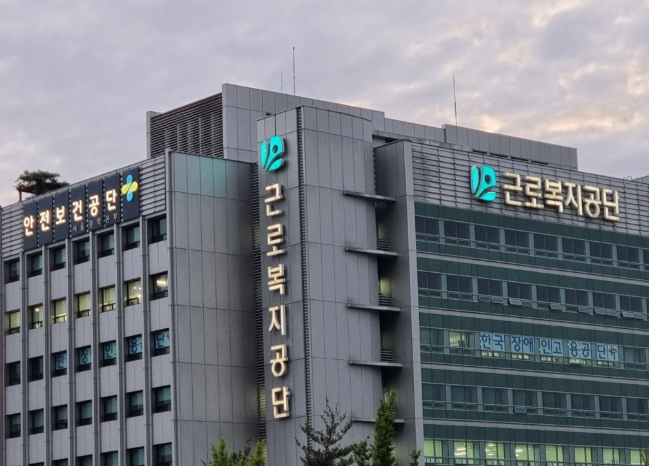 근로복지공단의 산재보상 행정소송 패소율이 다른 행정소송에 비해 4~8배 높은 상황에서 공단의 소송 관행을 바꿀 필요가 있다는 지적이 나온다. /연합뉴스