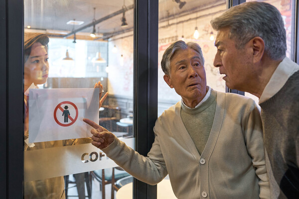 노인 출입금지 표시가 붙어 있는 카페 /게티이미지뱅크