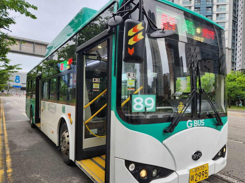 경기도가 도내 버스업계 경영 상황을 개선하기 위해 6년 만에 시내버스 요금을 조정한다. /경기교통공사 제공
