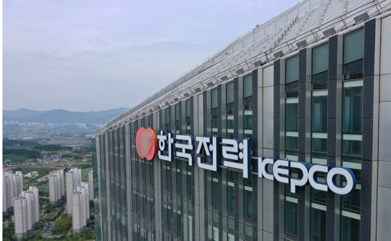 한국전력공사('한전')가 하위직은 강력히 단속하면서 퇴직 임원들은 한전 출자 자회사로 재취업시키던 것으로 드러났다. 사진은 전남 나주시 빛가람동 한국전력공사 본사 사옥의 모습이다. /연합뉴스