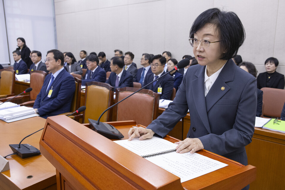 오유경 식품의약품안전처 처장이 21일 국회에서 열린 2025년도 보건복지위원회 국정감사에 출석해 기관 업무 보고를 하고 있다. /연합뉴스