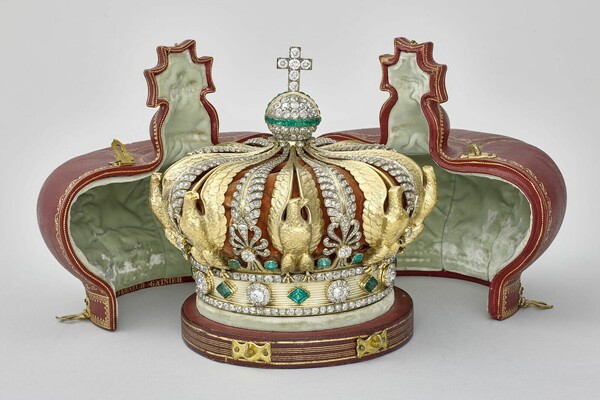 '유제니 황후의 왕관이 케이스에 놓인 모습'. 1855년 제작. 유일하게 되찾은 1점으로 사건 당일 박물관 밖 인근 거리에서 손상된 상태로 발견됐다. /루브르 박물관