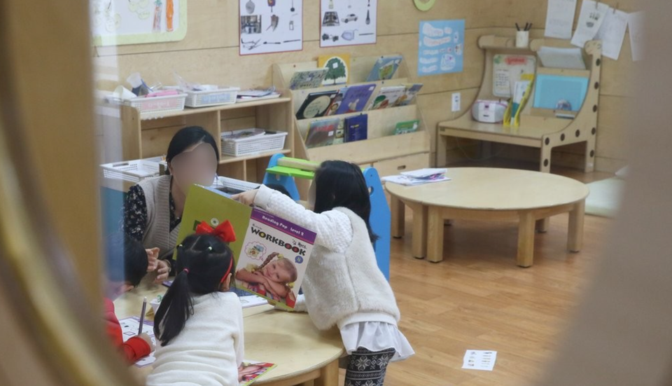 어린이집 사회복지법인만 해산 시 잔여재산 처분 특례를 허용하는 법안이 추진되며, 요양시설 업계가 형평성 훼손을 우려하고 있다. /연합뉴스