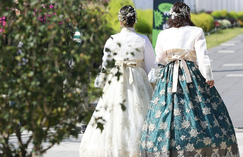 전문가들의 노력에도 불구하고 한복을 비롯한 전통문화의 보존과 관련 유산 계승에 어려움이 있는 것으로 나타났다. 사진은 한복을 입고 있는 외국인 관광객의 모습이다. /연합뉴스