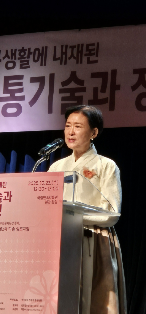 신연균 신연균 한복생활 유네스코 인류무형유산 등재추진단 단장이 지난 22일  '한복 생활 유네스코 인류무형문화유산 등재 추진단 발대식 및 제2차 학술 심포지엄'에서 인사를 하고 있다. /한복세계화재단