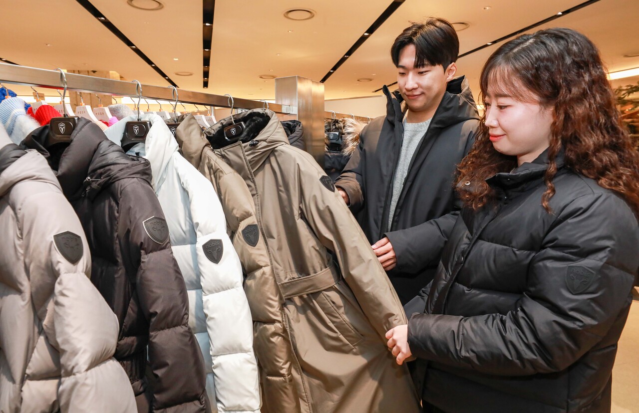 지난 20일 서울 강남구에 위치한 현대백화점 무역센터점 6층 프리미엄 패딩 팝업스토어에서 직원들이 상품을 소개하고 있다. /현대백화점