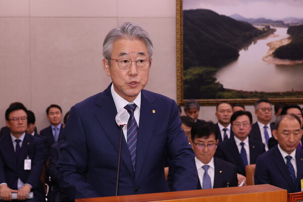  강호동 농업협동조합중앙회 회장이 24일 서울 여의도 국회 농림축산식품해양수산위원회에서 열린 국정감사에서 인사말을 하고 있다. /연합뉴스