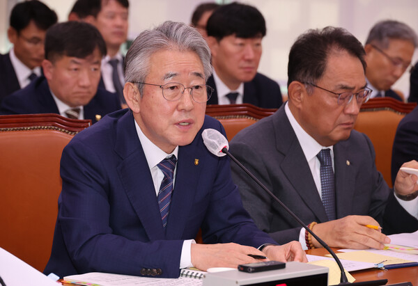 강호동 농업협동조합중앙회 회장이 24일 서울 여의도 국회 농림축산식품해양수산위원회에서 열린 국정감사에서 의원 질의에 답하고 있다. /연합뉴스