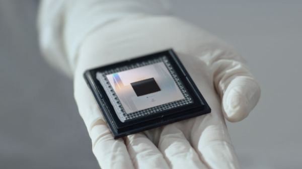 구글이 공개한 최첨단 양자컴퓨팅 칩 윌로우 /구글