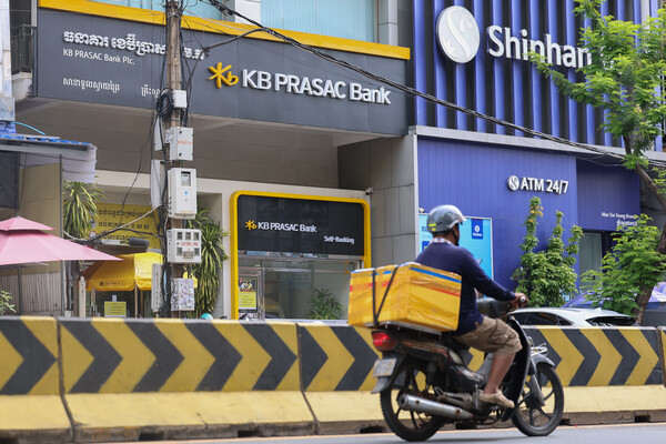 캄보디아 프놈펜 시내의 한 국내 은행의 현지법인 지점들. /프놈펜=연합뉴스