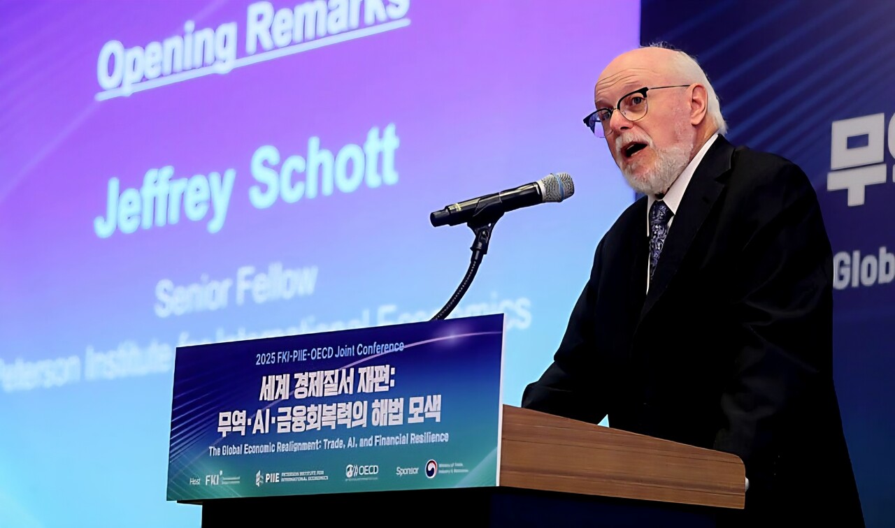 제프리 쇼트 피터슨국제경제연구소(PIIE) 선임연구위원이 27일 서울 여의도 FKI타워 컨퍼런스센터에서 열린 ‘2025 FKI-PIIE-OECD 국제 컨퍼런스’에 참석해 인사말을 하고 있다. / 한국경제인협회