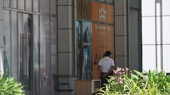 캄보디아에서 한국인 납치·감금 등 조직범죄피해가 잇따라 발생하면서 정부가 범죄조직을 대상으로 금융 제재를 검토하고 있는 가운데 19일 프놈펜 프린스그룹 본사에 경비직원이 근무하고 있다. /연합뉴스