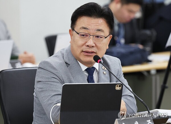 20일 경기도 수원시 영통구 경기도청에서 열린 국회 국토교통위원회의 경기도에 대한 국정감사에서 더불어민주당 안태준 의원이 질의하고 있다. /연합뉴스