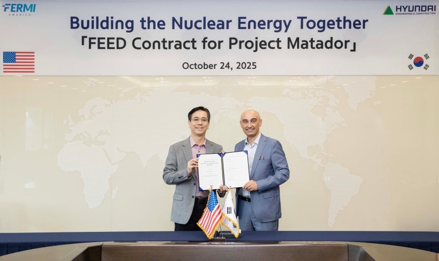 이한우 현대건설 대표(왼쪽)와 메수트 우즈만 페르미뉴클리어 대표가 지난 24일 서울 종로구 현대건설 본사 사옥에서 ‘복합 에너지 및 인공지능(AI) 캠퍼스’ 내 대형 원전 기본 설계 용역 계약을 체결한 후 기념 촬영을 하고 있다. /현대건설