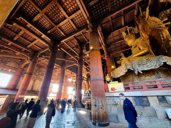 압도적이었던 절 기둥들. 이 또한 내 눈길을 끌었다. /사진=양은심