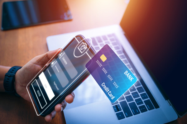 플랫폼 중심 금융 생태계가 확산하며 임베디드 금융의 제도적 정비 필요성이 커지고 있다. /게티이미지뱅크