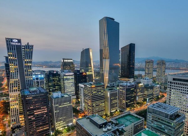 코스피가 사상 최고치를 연일 경신하며 4000피를 돌파한 가운데, 업계에서는 국내 주요 증권사 최고경영자(CEO) 상당수가 CEO가 무난히 연임에 성공할 것이라는 전망이 우세하다. /연합뉴스