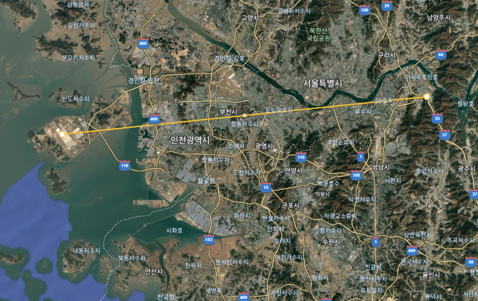 구글 맵스로 본 K-스타월드 예정지와 인천공항 사이 직선 거리. 약 65km에 달한다. 외국인이 한국에 머물 때 주요 거점으로 활용되는 마포구와 중구와의 거리고 2~30km 떨어져 있다. /구글맵스