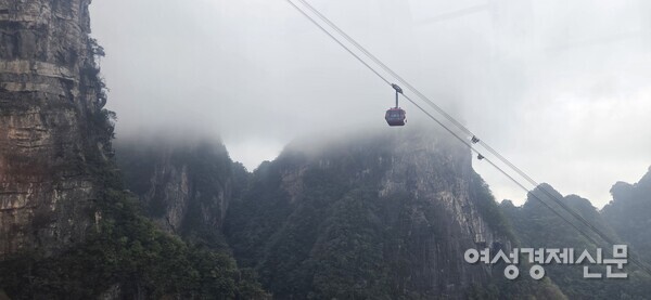 장가계 천문산을 오르는 세계 최장의 케이블카 /박종섭