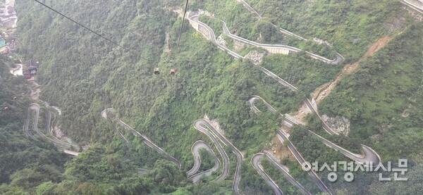 천문사 케이블카 아래로 구불구불하게 나 있는 도로 /박종섭
