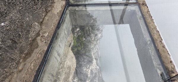 제비집처럼 벼랑에 붙어 있는 유리 바닥 잔도길 /박종섭