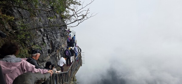 암벽 벼랑에도 걸을 수 있게 잔도를 만들었다. /박종섭