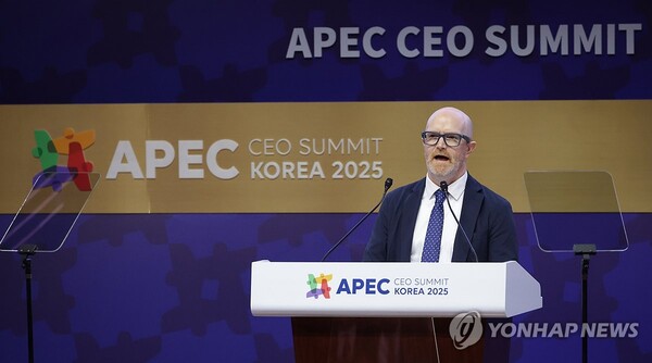 사이먼 밀너 메타 아태 공공정책 부사장이 29일 경북 경주 예술의전당에서 열린 2025 아시아태평양경제협력체(APEC) 정상회의 최고경영자(CEO) 서밋에서 주제발표를 하고 있다. /연합뉴스