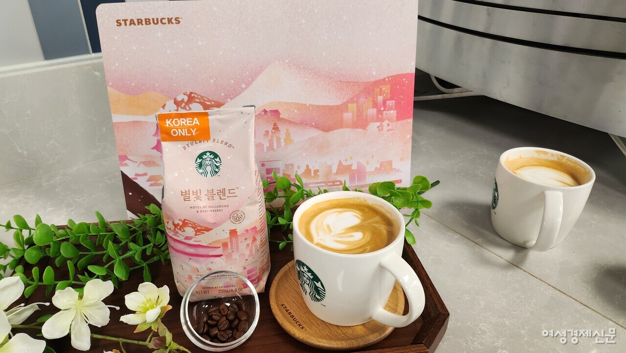 스타벅스 코리아가 지난 13일 출시한 별빛 블렌드 원두와 이를 에스프레소로 추출해 라떼로 만든 음료 /류빈 기자