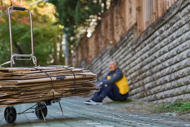 돌봄이 필요해 장기요양 등급을 받았던 노인들이 등급을 포기하고 일터로 나섰다. /게티이미지뱅크