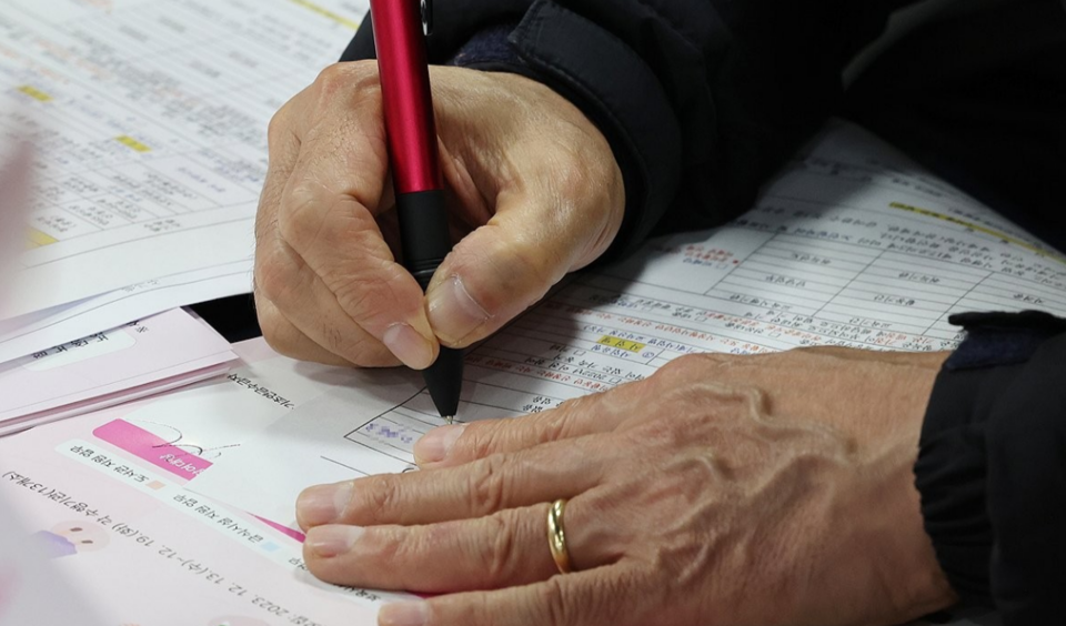 장기요양 등급을 포기하고 일자리 사업에 참여한 노인을 단순히 ‘빈곤으로 내몰린 사례’로 해석하는 것은 무리가 있다는 분석도 나온다. /연합뉴스