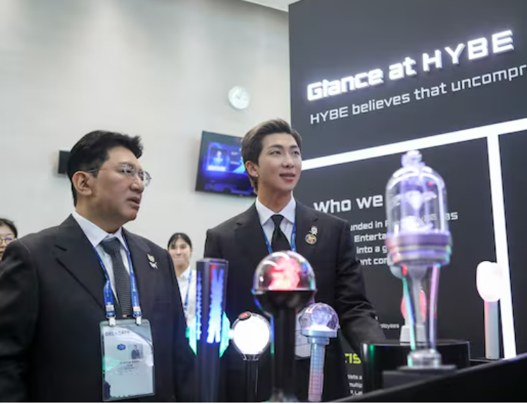 '방탄소년단'(BTS)의 리더 RM(김남준, 오른쪽)이 방시혁 하이브 의장(왼쪽)과 함게 29일 경주 예술의전당 3층에 있는 하이브 홍보부스를 관람하고 있다. /하이브
