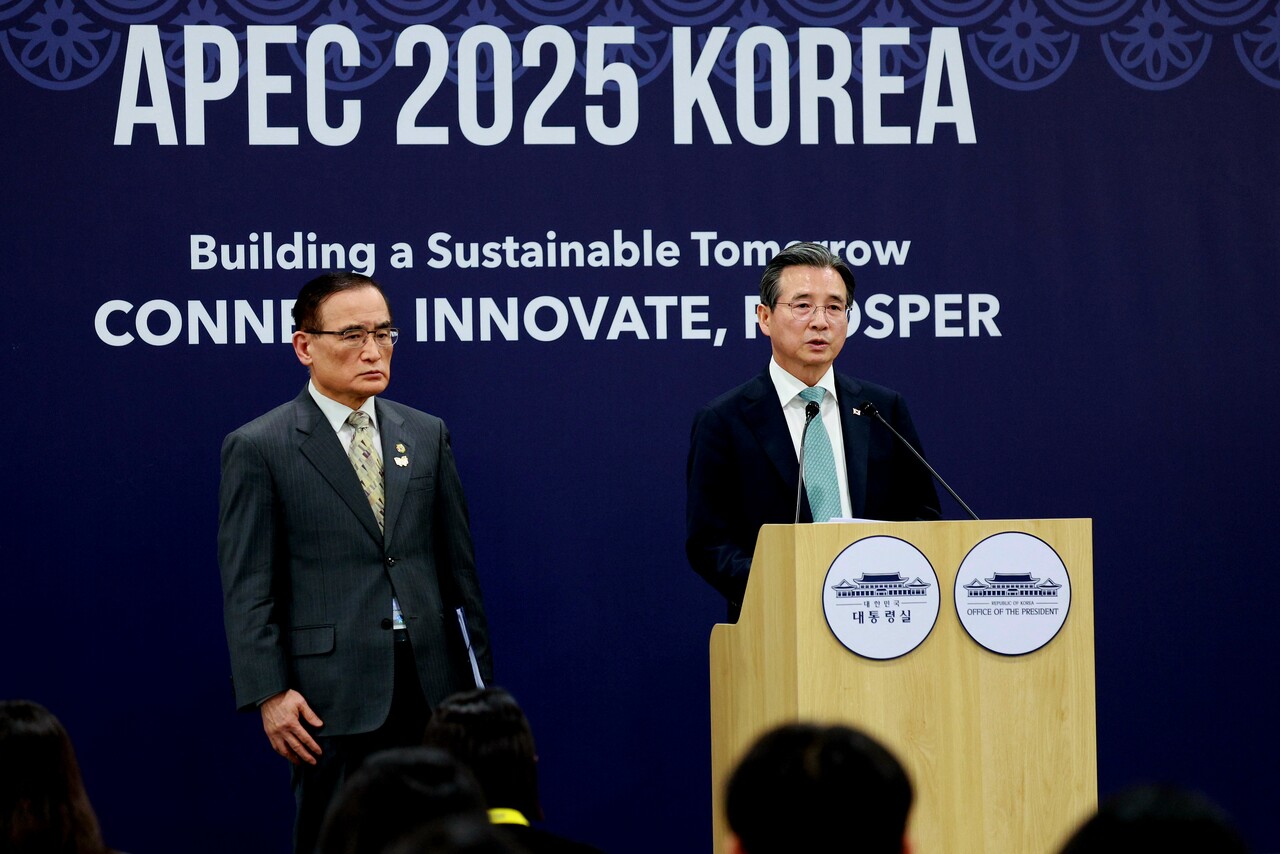 김용범 정책실장(오른쪽)과 위성락 국가안보실장이 29일 경북 경주 APEC 미디어센터에서 한미 정상회담 관련 브리핑을 하고 있다. /연합뉴스