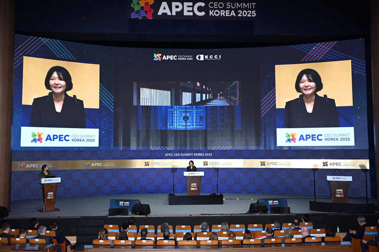 최수연 네이버 대표가 29일 경북 경주예술의전당에서 열린 2025 아시아태평양경제협력체(APEC) 정상회의 최고경영자(CEO) 서밋에서 기조연설을 하고 있다. /연합뉴스