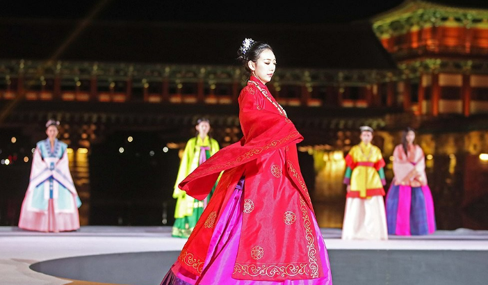 지난 29일 오후 경북 경주시 월정교 특설무대에서 열린 2025년 APEC 정상회의 한복 패션쇼에서 모델들이 다양한 한복을 선보이고 있다. /연합뉴스